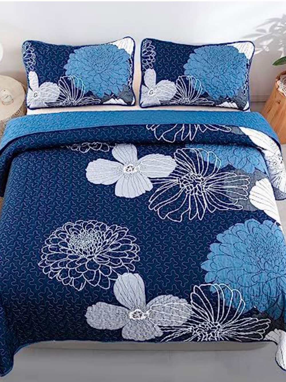 Floral Quilted Bedspread Set in Navy and Blue